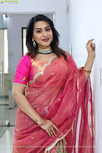 Preethi Singh Glam stills in Half Saree, HD Gallery