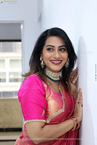Preethi Singh Glam stills in Half Saree, HD Gallery