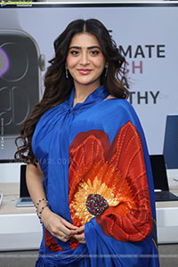 Rashi Singh at Bajaj Electronics Apple Days Launch