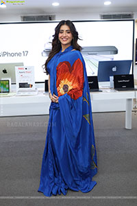 Rashi Singh at Bajaj Electronics Apple Days Launch