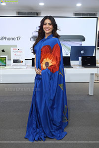 Rashi Singh at Bajaj Electronics Apple Days Launch