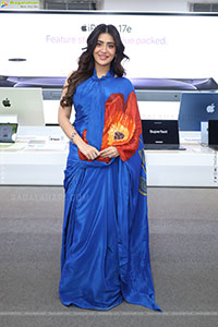 Rashi Singh at Bajaj Electronics Apple Days Launch