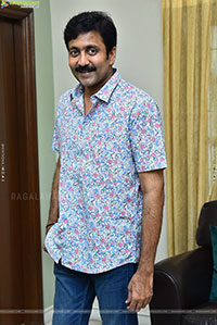 Vadde Naveen at Transfer Trimurthulu Movie Interview