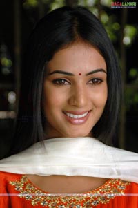 Sonal Chauhan Sexy Photo Gallery/Wallpapers