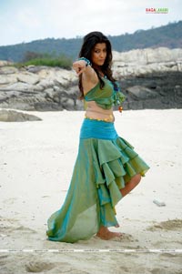 Madhhurima in Aa Okkadu