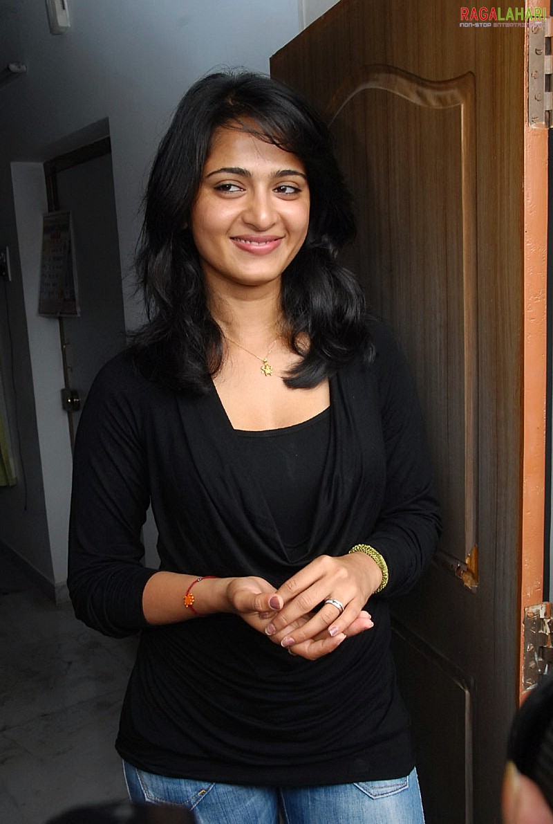 Anushka Shetty Stills, HD Gallery, Images