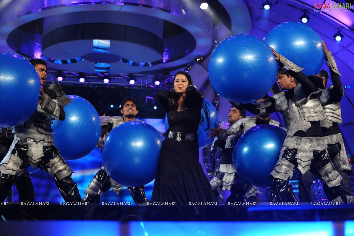 Charmi - Stage Dance Performance at Lux Sandal Cinemaa Awards 2011 