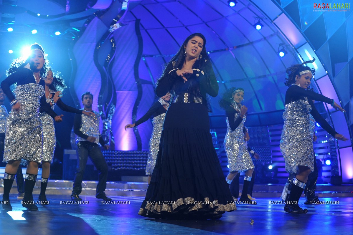 Charmi - Stage Dance Performance at Lux Sandal Cinemaa Awards 2011 