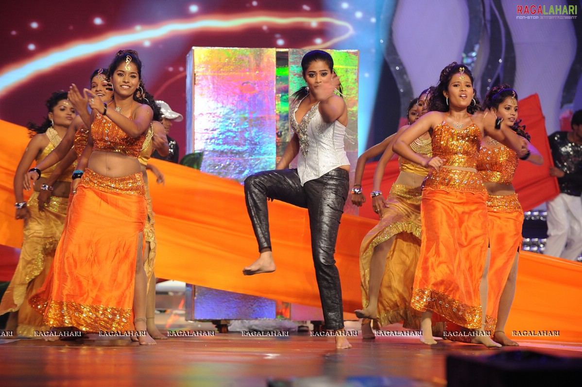 Priyamani - Stage Dance Performance at Lux Sandal Cinemaa Awards 2011 