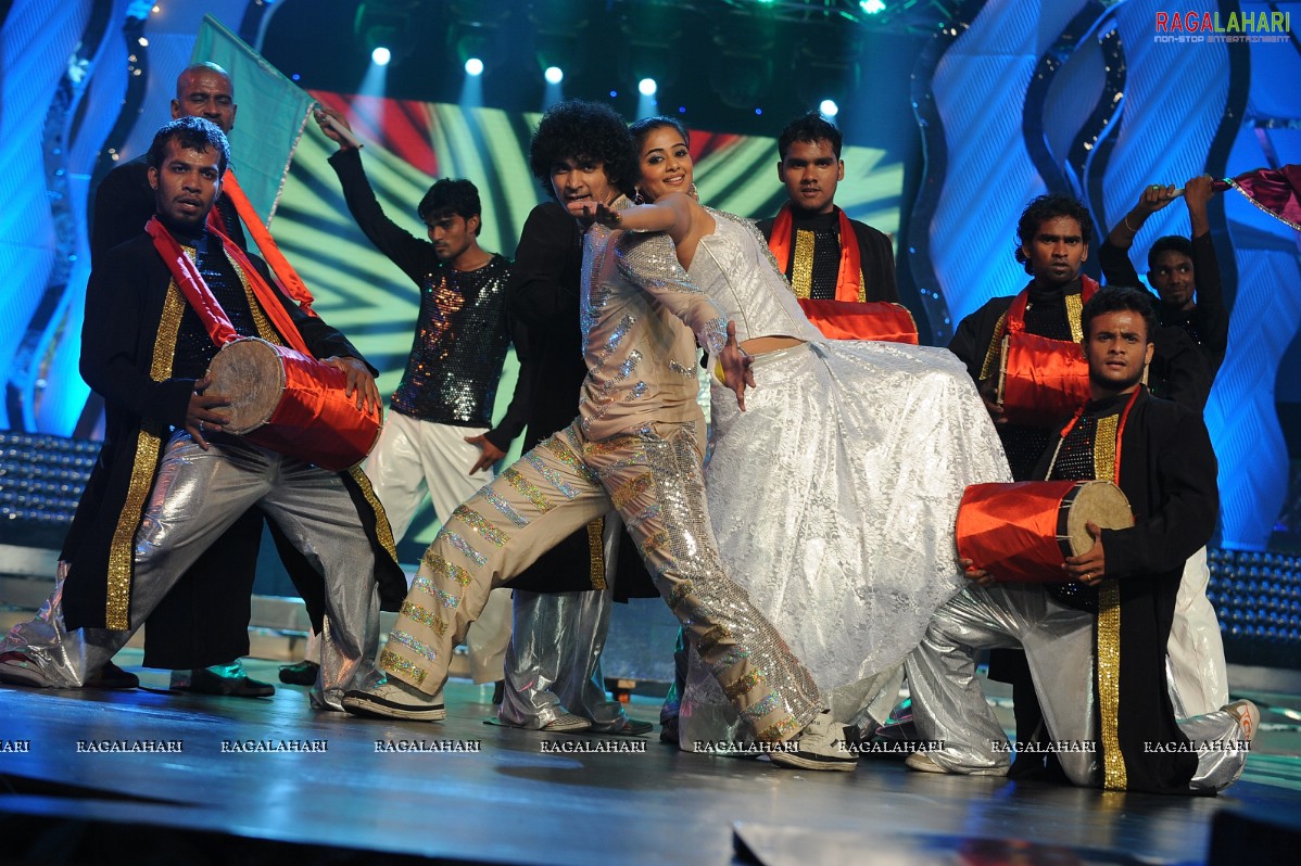 Priyamani - Stage Dance Performance at Lux Sandal Cinemaa Awards 2011 