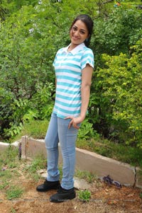 Photos of Ee Rozullo Reshma in T Shirt and Jeans