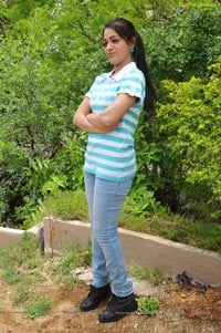Photos of Ee Rozullo Reshma in T Shirt and Jeans