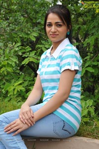 Photos of Ee Rozullo Reshma in T Shirt and Jeans