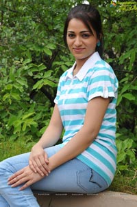 Photos of Ee Rozullo Reshma in T Shirt and Jeans