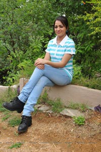 Photos of Ee Rozullo Reshma in T Shirt and Jeans