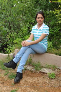 Photos of Ee Rozullo Reshma in T Shirt and Jeans