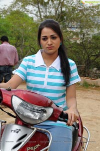 Photos of Ee Rozullo Reshma in T Shirt and Jeans