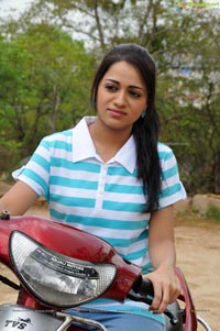 Photos of Ee Rozullo Reshma in T Shirt and Jeans