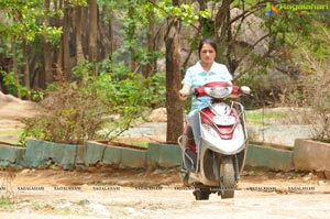 Photos of Ee Rozullo Reshma in T Shirt and Jeans