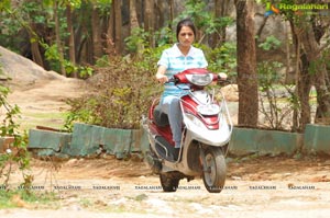 Photos of Ee Rozullo Reshma in T Shirt and Jeans