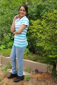 Photos of Ee Rozullo Reshma in T Shirt and Jeans