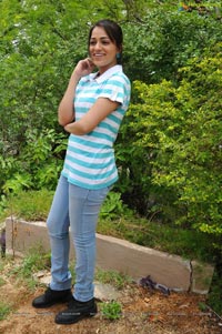 Photos of Ee Rozullo Reshma in T Shirt and Jeans