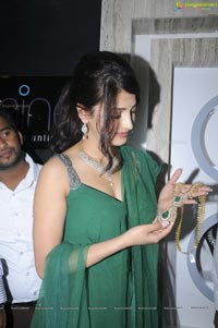 Ravishingly Beautiful Indian Actress Shruti Haasan in Sleeveless Dress