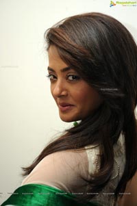 Heroine Surveen Chawla Photos