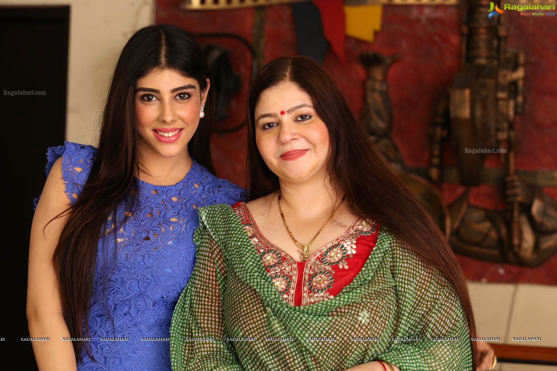 Aditi Singh with her Mother (High Definition)