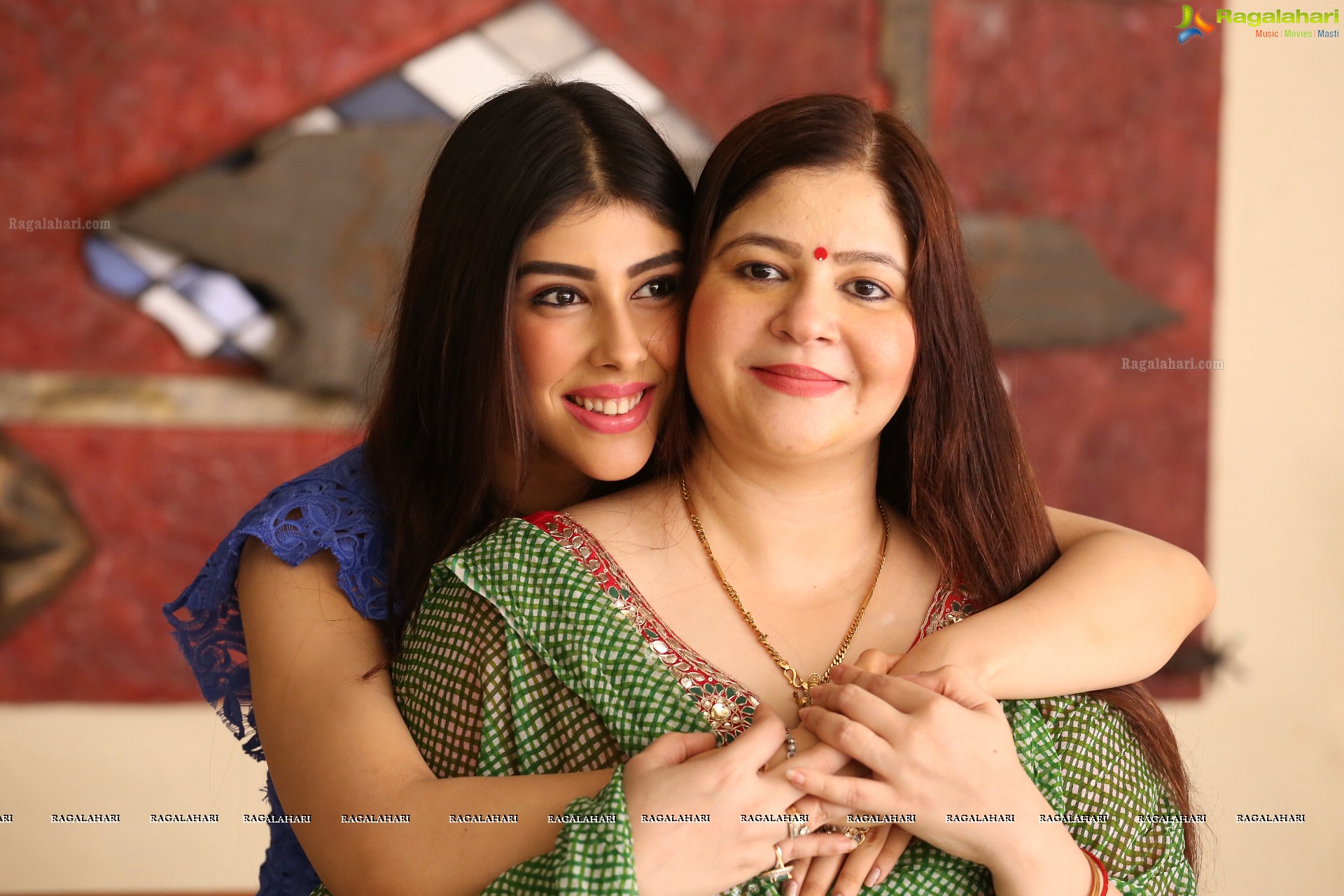 Aditi Singh with her Mother (High Definition)