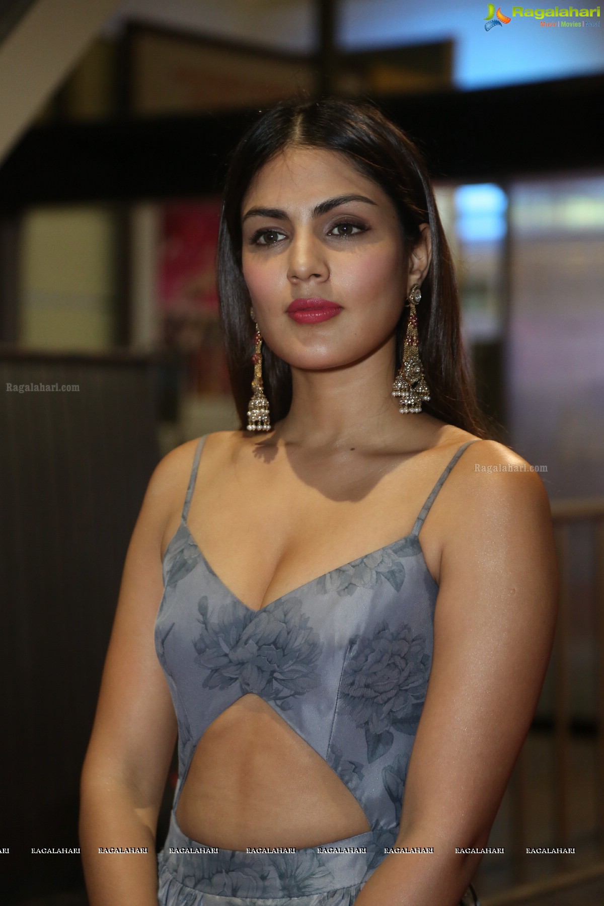 Rhea Chakraborty at 64th Jio Filmfare Awards 2017, South