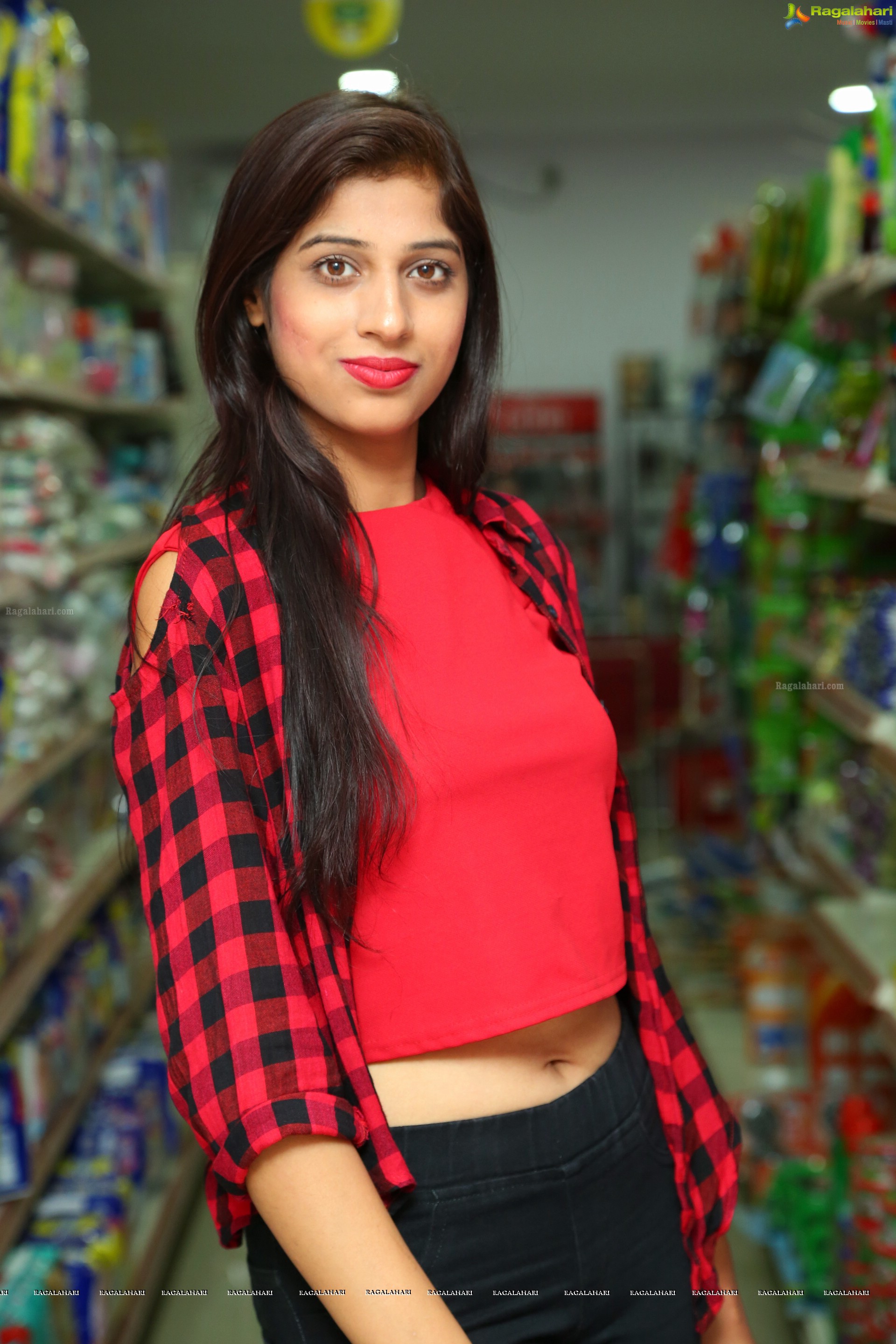 Naziya Khan at Shoppers Bazaar Launch (High Definition)