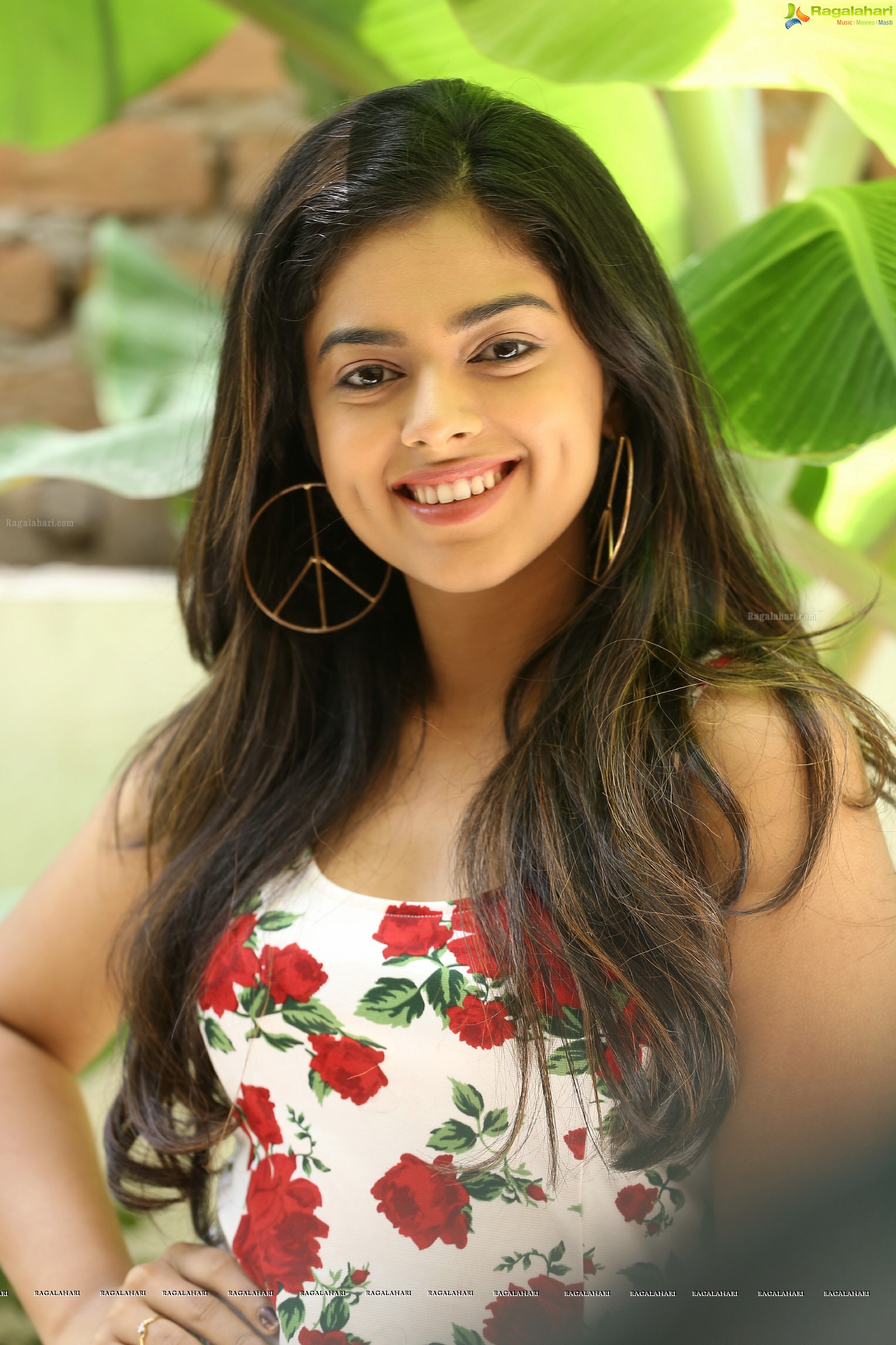 Siddhi Idnani at Jamba Lakidi Pamba Interview (HD Photos)