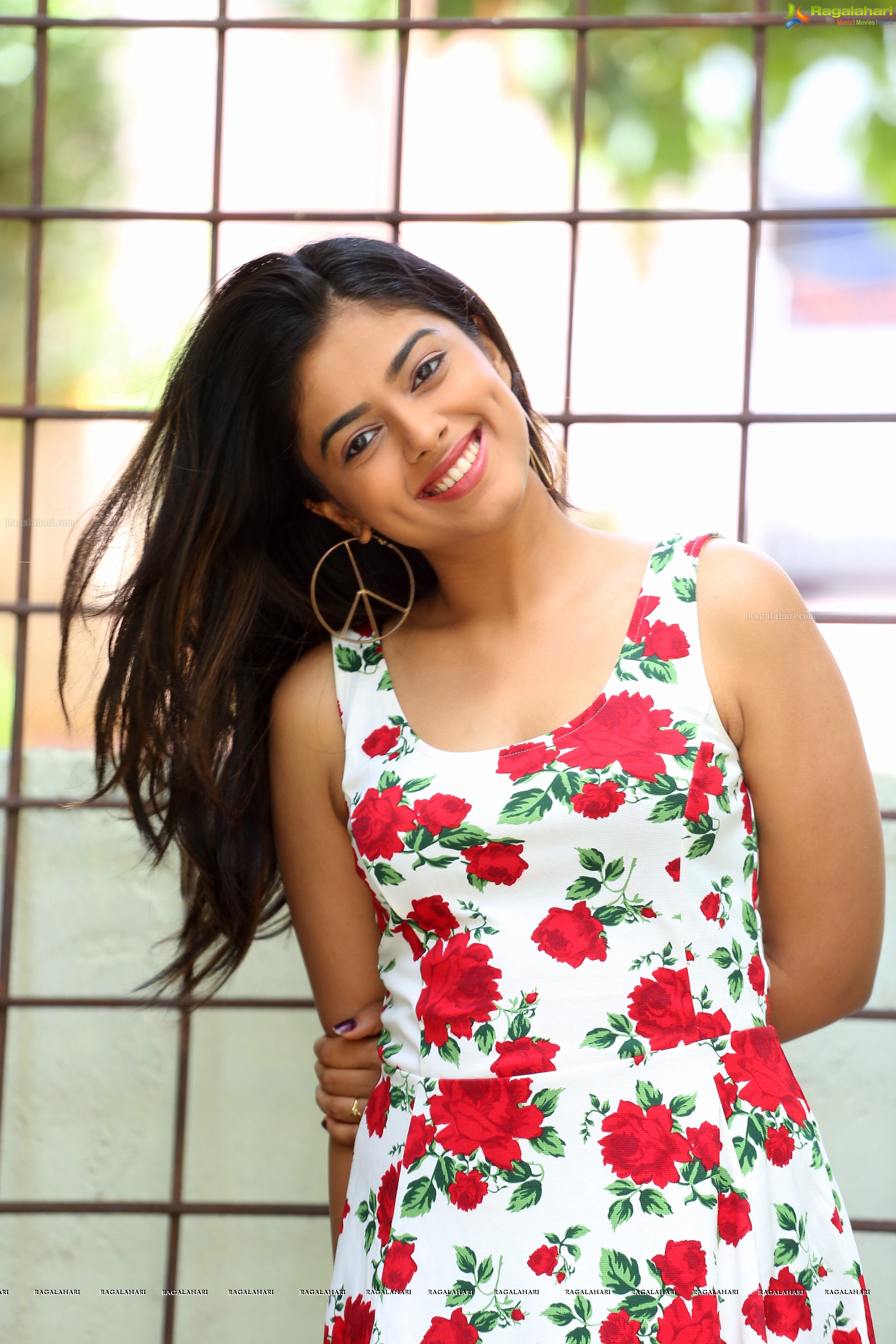 Siddhi Idnani at Jamba Lakidi Pamba Interview (HD Photos)