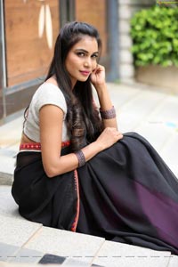 Sanjana Anne In Black Saree