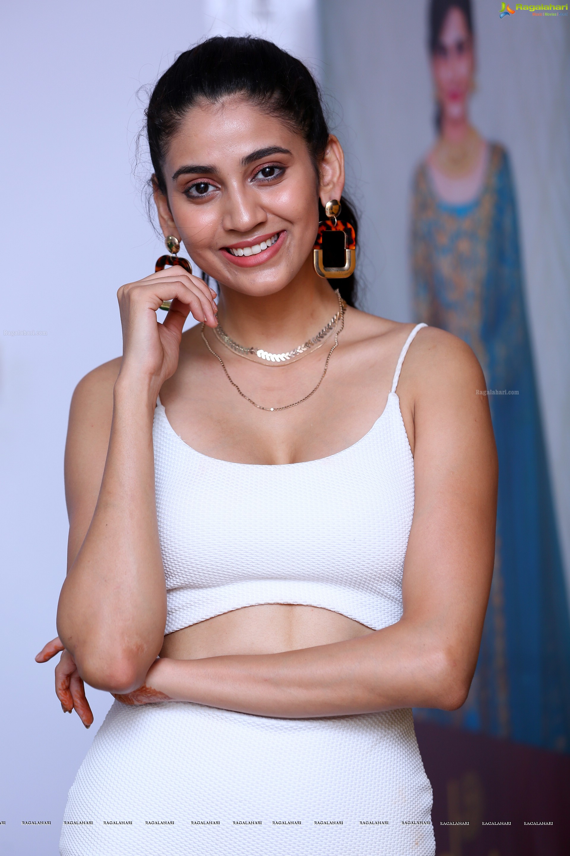 Andleeb Aeliya Zaidi @ D'sire Exhibition Curtain Raiser - HD Gallery