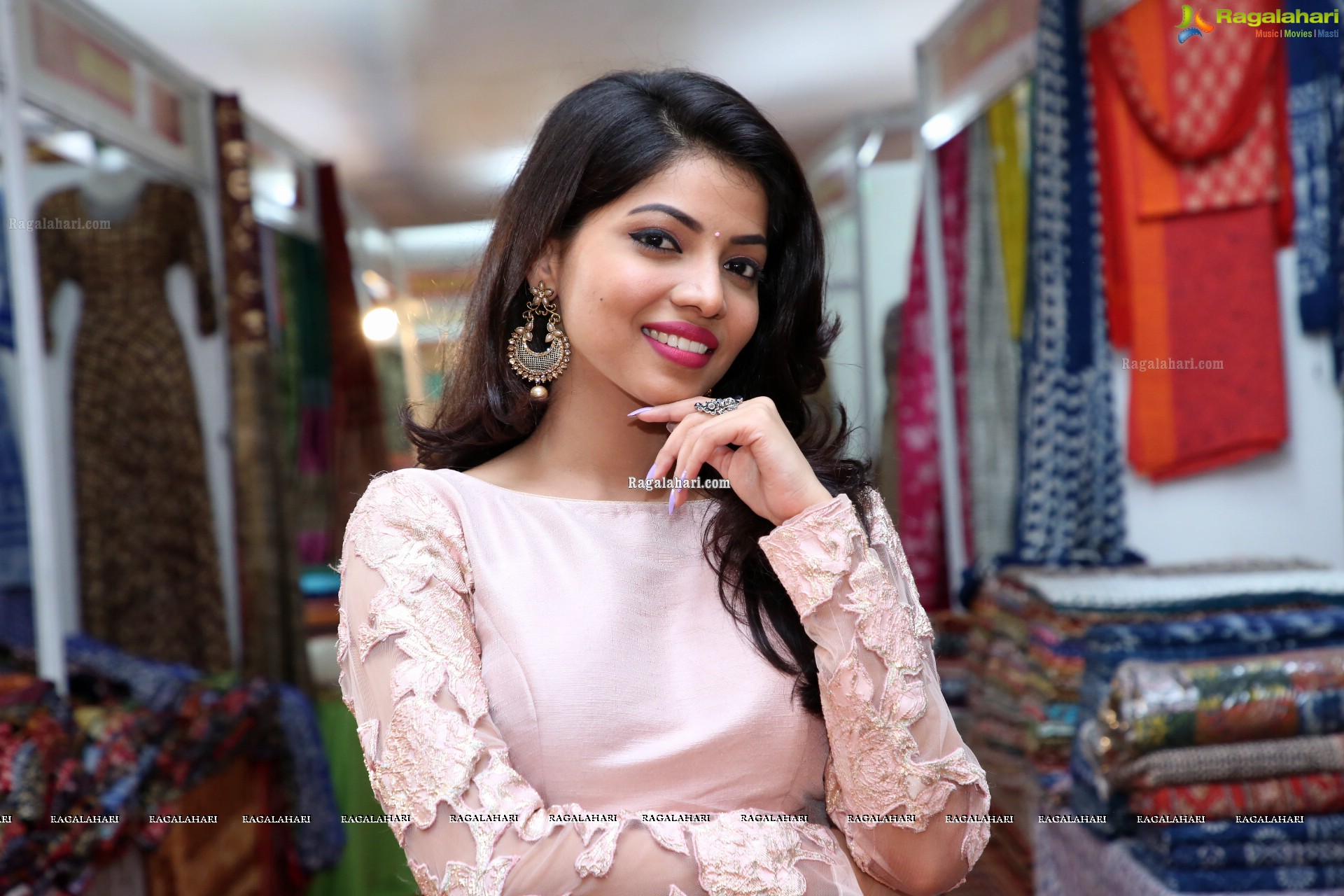 Asma Rafi at National Silk Expo at Sri Satya Sai Nigamagamam - HD Gallery