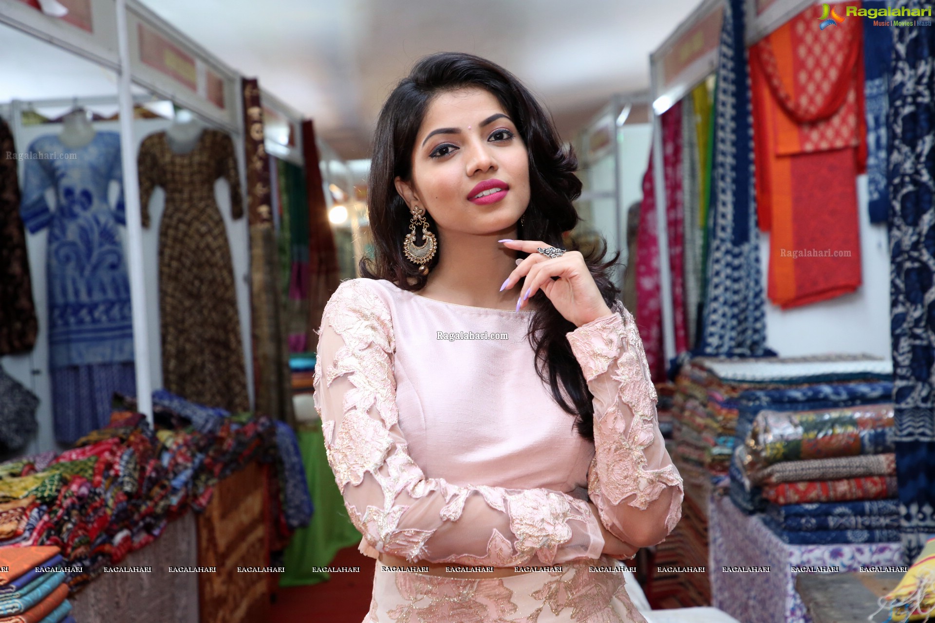 Asma Rafi at National Silk Expo at Sri Satya Sai Nigamagamam - HD Gallery