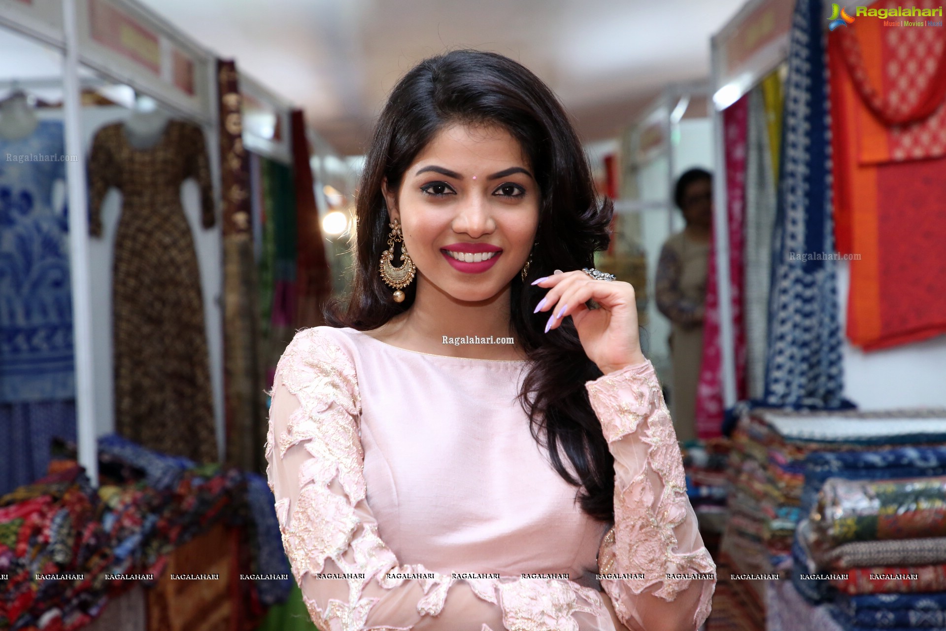 Asma Rafi at National Silk Expo at Sri Satya Sai Nigamagamam - HD Gallery