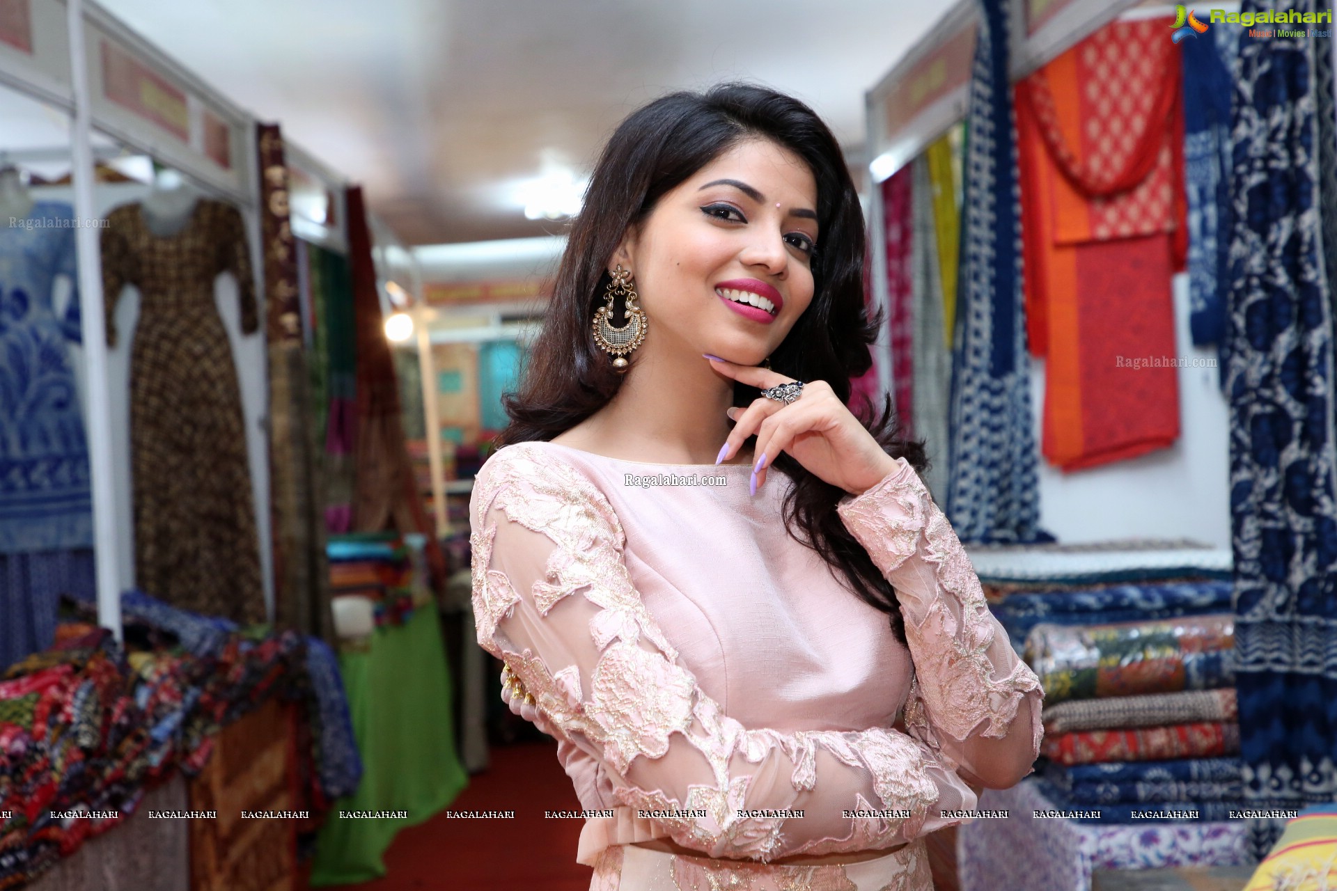 Asma Rafi at National Silk Expo at Sri Satya Sai Nigamagamam - HD Gallery