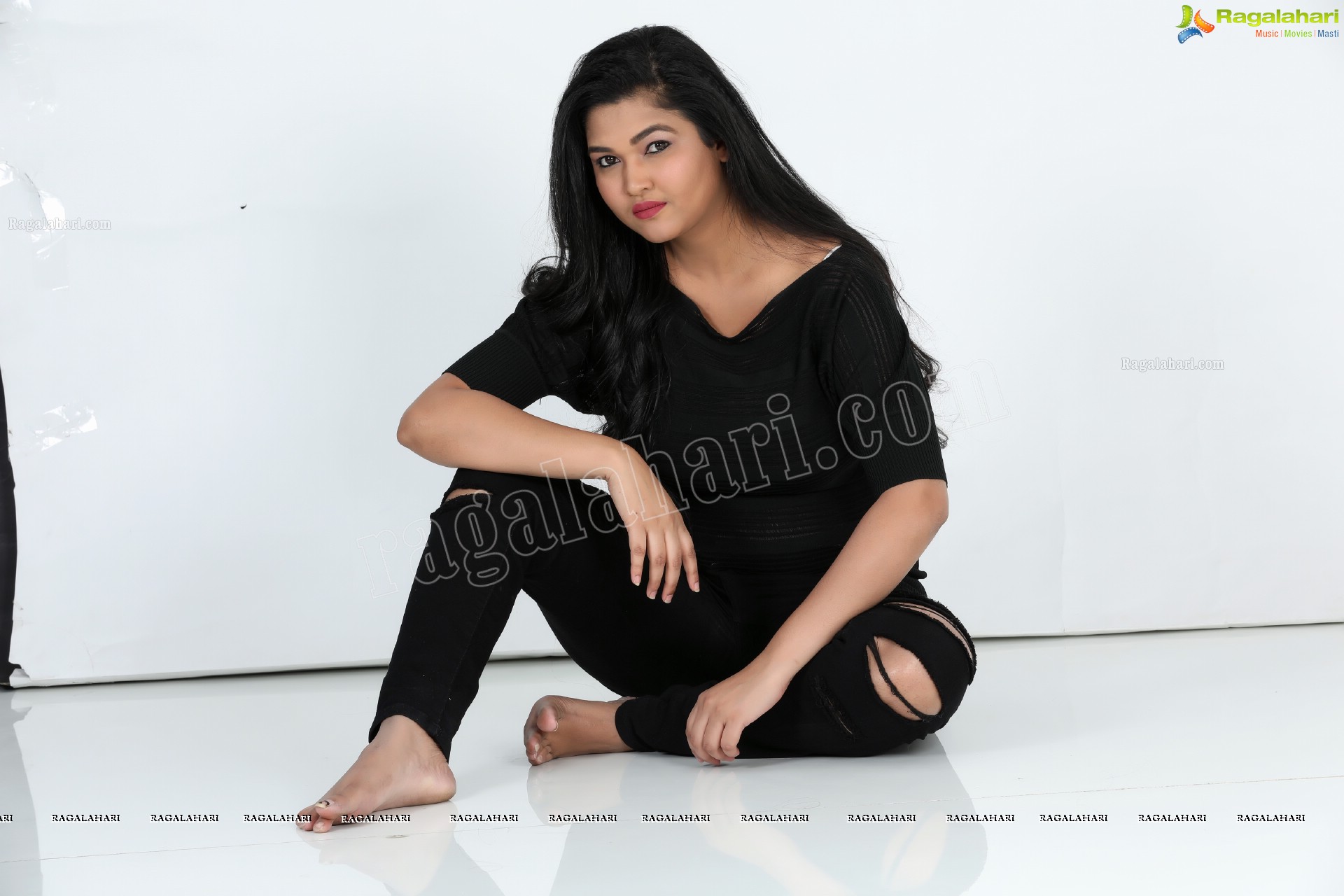 Aami Asmaan (Exclusive Photo Shoot) (High Definition Photos)