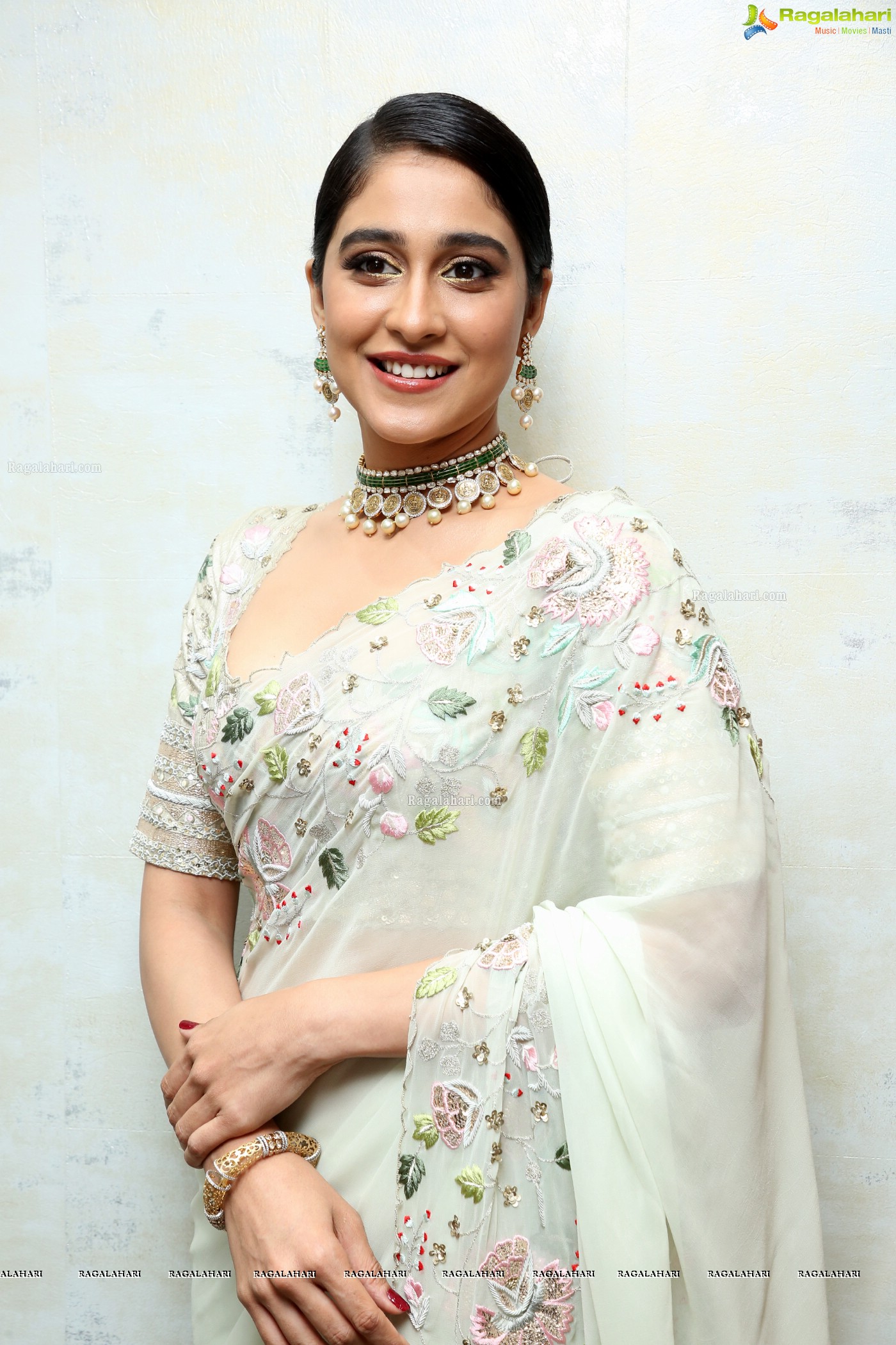 Regina Cassandra (Posters) at Kalasha Jewels Signature Bridal Lounge Launch