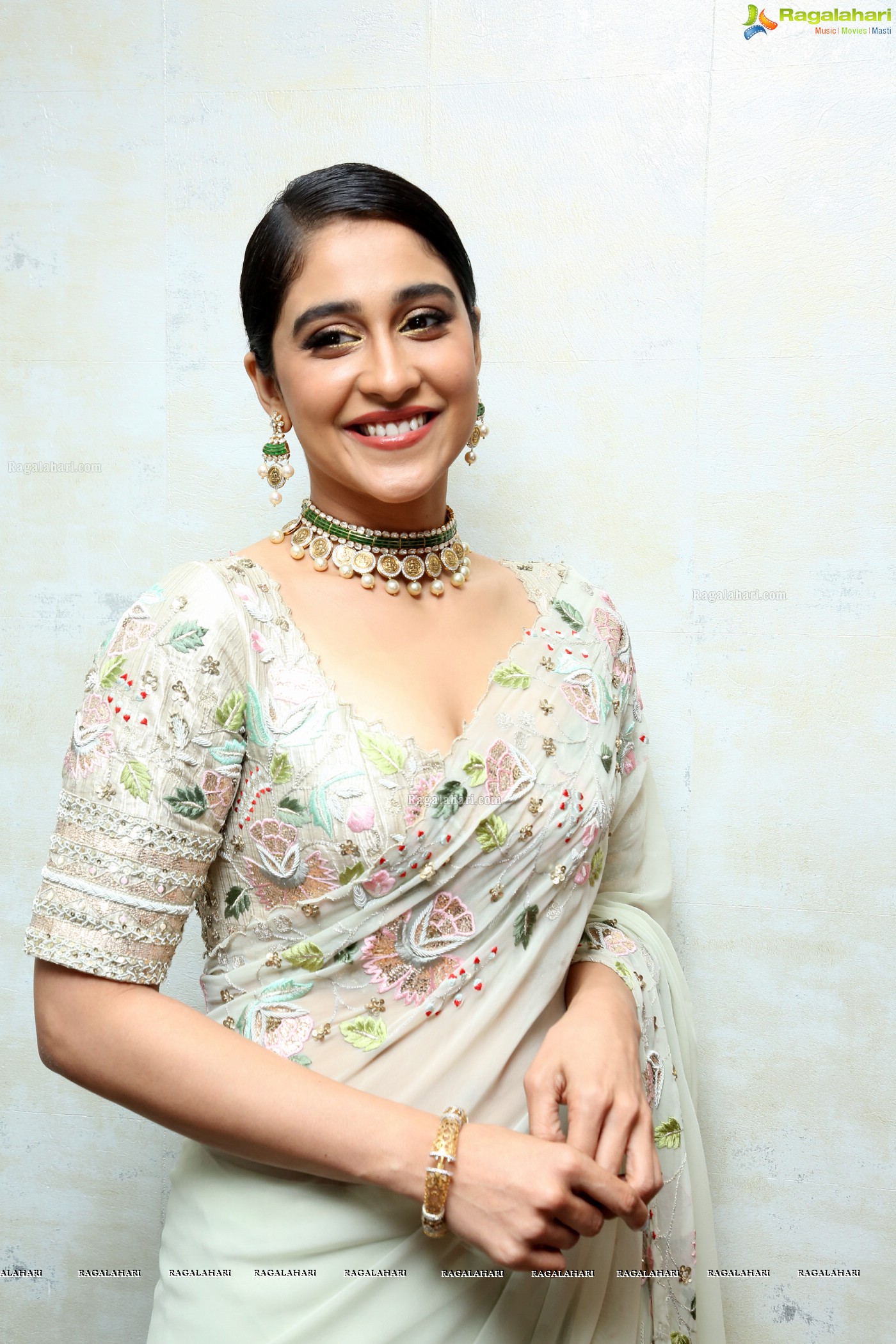 Regina Cassandra (Posters) at Kalasha Jewels Signature Bridal Lounge Launch