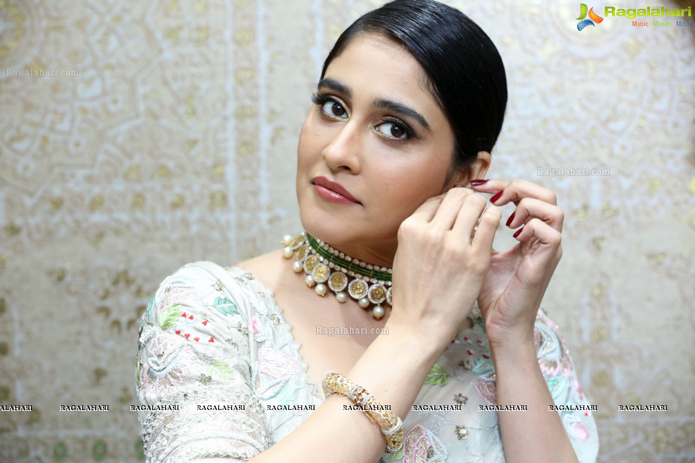 Regina Cassandra (Posters) at Kalasha Jewels Signature Bridal Lounge Launch