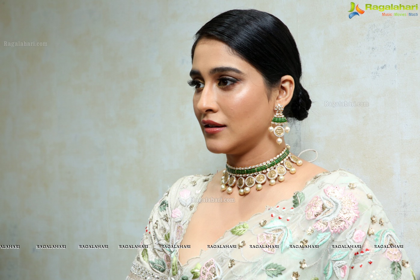 Regina Cassandra (Posters) at Kalasha Jewels Signature Bridal Lounge Launch