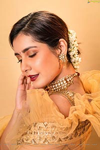 Raashi Khanna in Shimmering Golden Lehenga