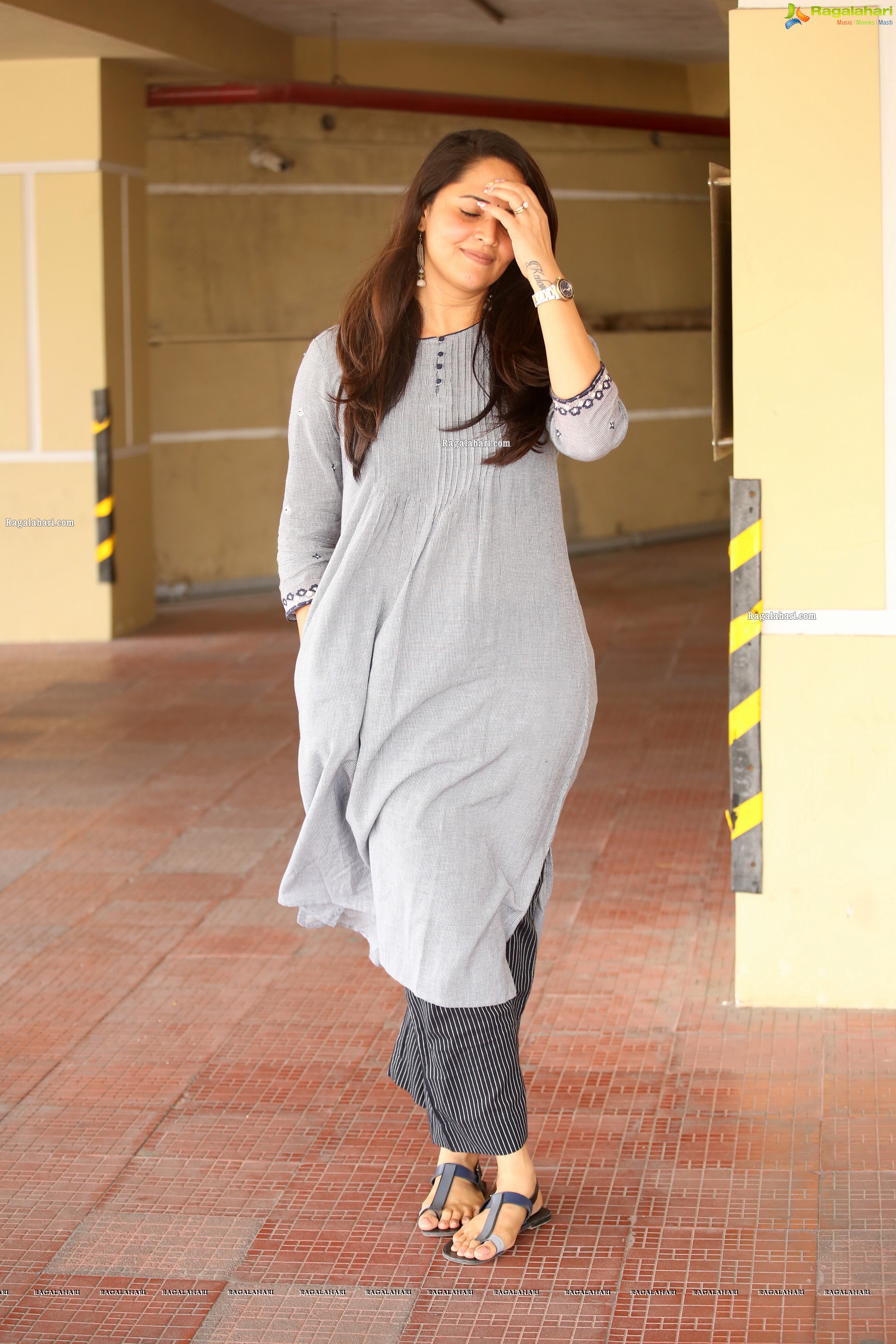 Anasuya Bharadwaj exudes a stylish charm in ultra fashionable handloom dress, HD Photo Gallery