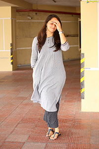 Anasuya Bharadwaj in ultra fashionable handloom dress