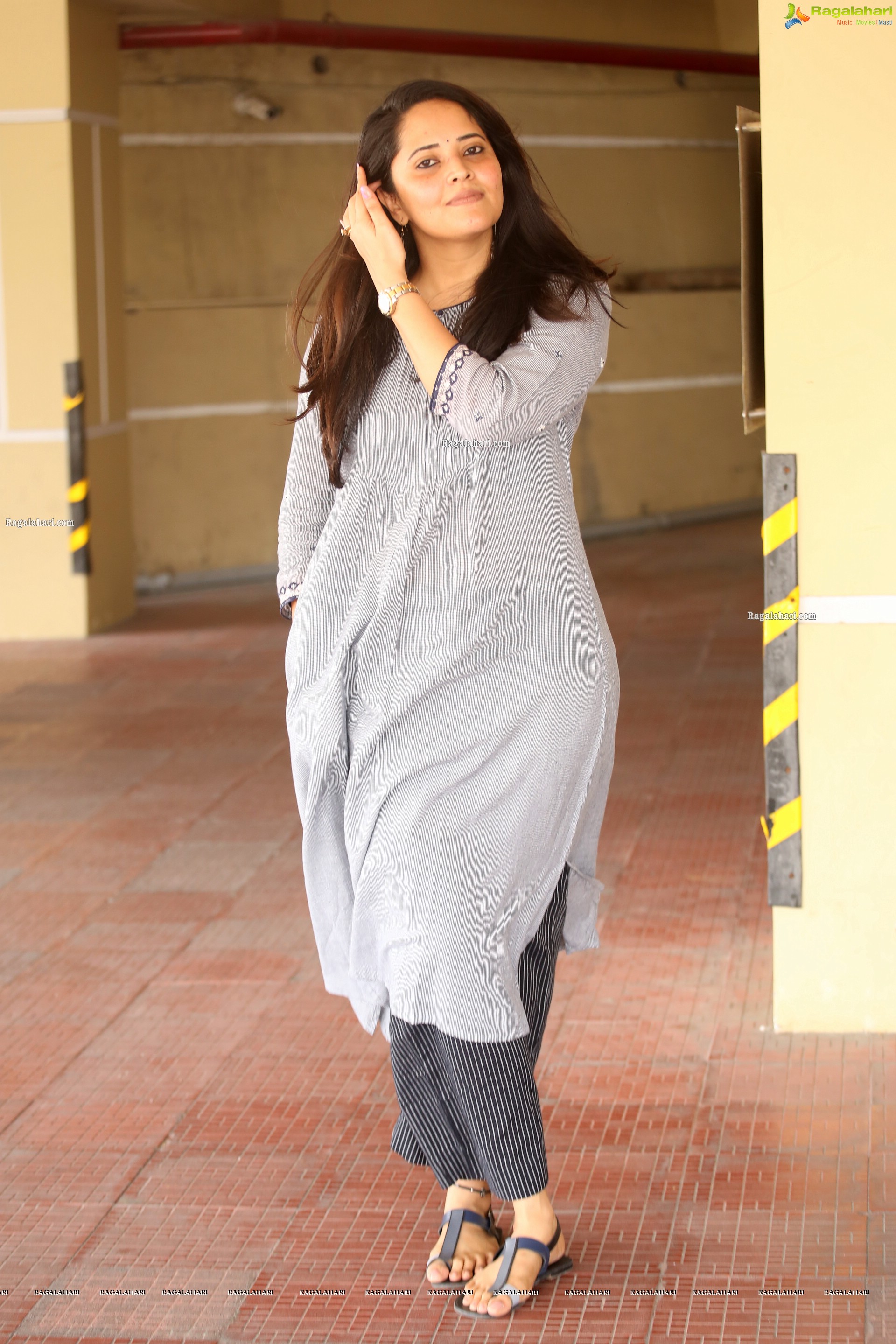 Anasuya Bharadwaj exudes a stylish charm in ultra fashionable handloom dress, HD Photo Gallery