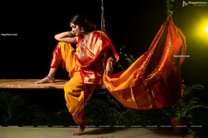 Divi Vadthya in Yellow Silk Saree